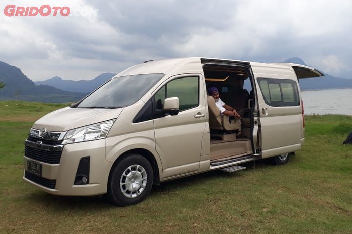 Menikmati kabin belakang Toyota HiAce new Luxury Premio tipe V dari Baze