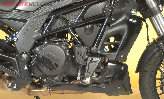 Benelli 502C gendong mesin 2 silinder segaris DOHC 8 katup berpendingin cairan. Memiliki kapasitas bersih 499,6 cc bisa menyemburkan tenaga 47,6 dk/8.500 rpm dan torsi 45 Nm/5.000 rpm