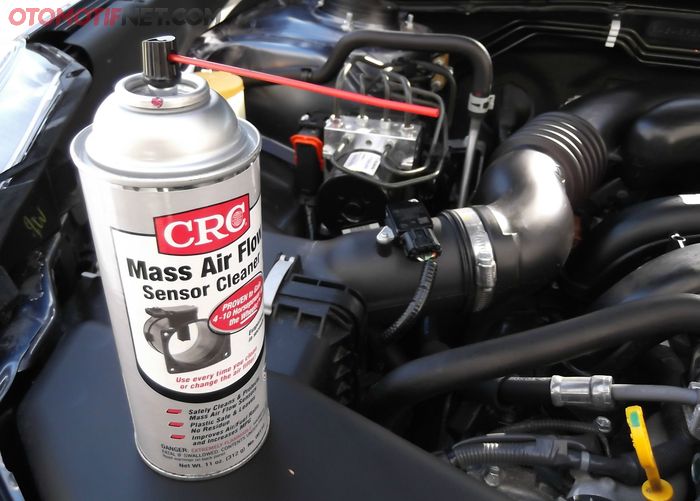 Gunakan cairan pembersih dengan spesifikasi elektronic sensor untuk bersihkan MAF sensor