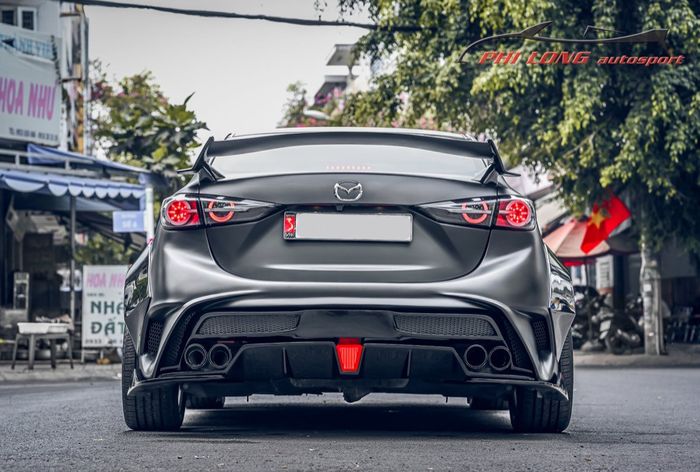Tampilan belakang modifikasi Mazda3 tampil beda asup gaya bumper sangar