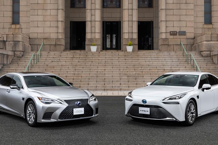 Lexus LS dan Toyota Mirai