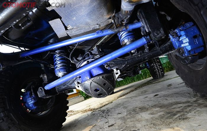 gardan Toyota Bundera menggantikan asli Cj-7 agar kuat, walaupun masih menggunakan as roda standar, gardan sudah dipasangkan air locker ARB