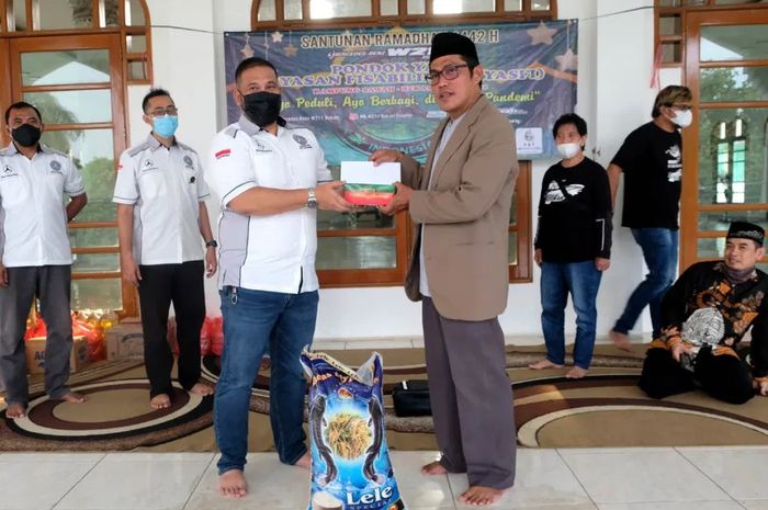 Mercedes-Benz W211 Club Indonesia (MB W211 CI) Bekasi Chapter berbagi di bulan yang berkah