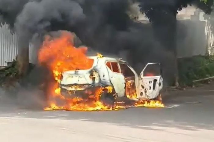 Suzuki Ignis terbakar yang berawal dari asap putih di area mesin