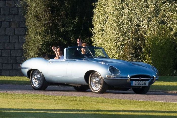 Pasangan Pangeran Harry dan Meghan Markle mengendarai Jaguar E-Type Concept Zero saat pergi ke acara pesta pernikahan mereka pada Sabtu (19/5/2018). (Mark Stewart LTD)
