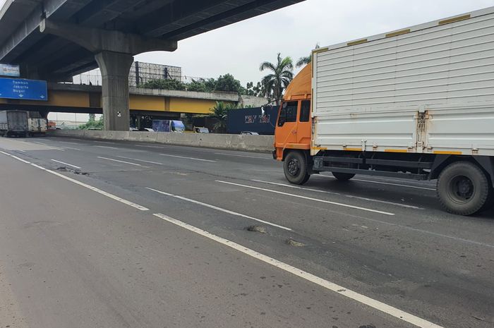 JTTRD lanjutkan perbaikan jalan di kedua arah Tol Jakarta-Cikampek, mulai Senin (4/4/2022) besok.