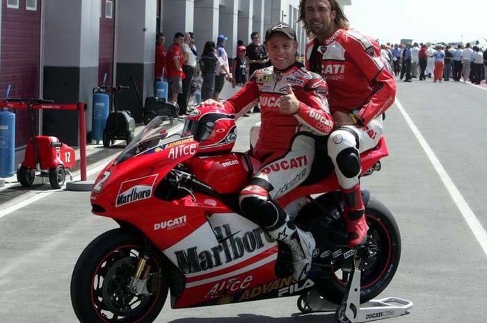 Randy Mamola (kiri) bersama Gabriel Batistuta di ajang MotoGP Qatar 2004