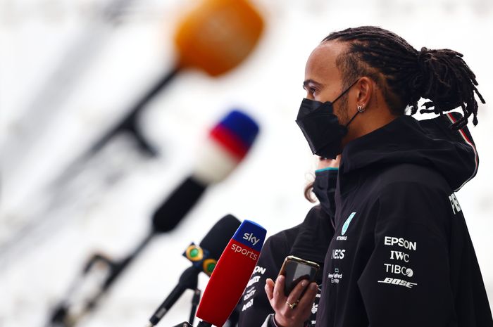 Lewis Hamilton tiba di Brasil dengan posisi tertinggal 19 poin dari Max Verstappen