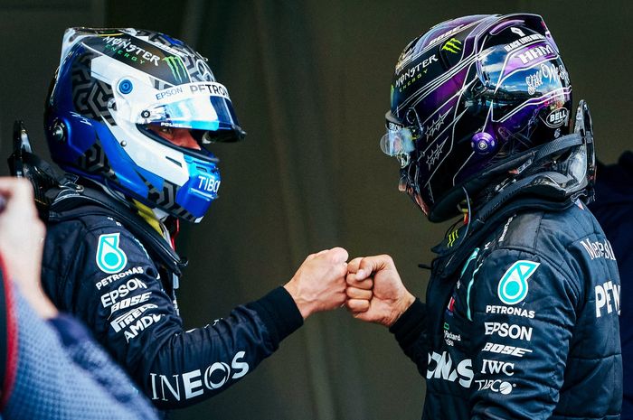 Valtteri Bottas (kiri) mengalahkan rekan setimnya, Lewis Hamilton pada kualifikasi F1 Eifel 2020