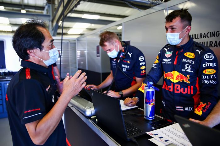 Orang-orang di tim Red Bull menggunakan masker di garasi, saat melakukan syuting di sirkuit Silverstone, Inggris