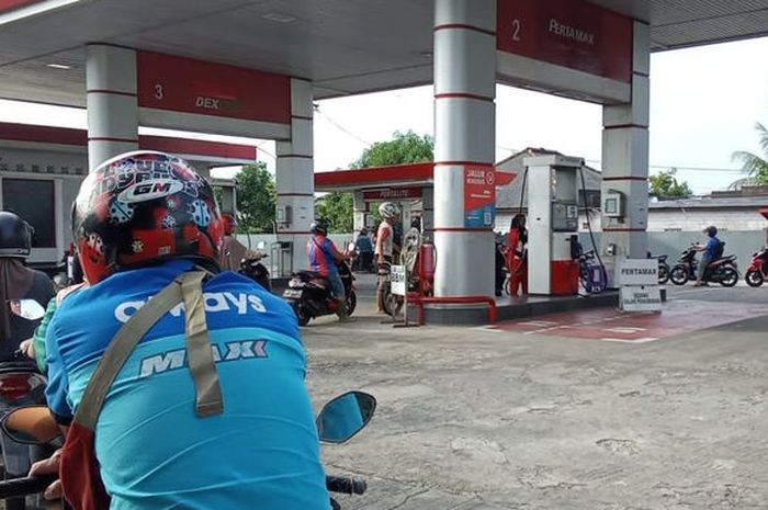 Ilustrasi pemotor antre BBM Pertalite
