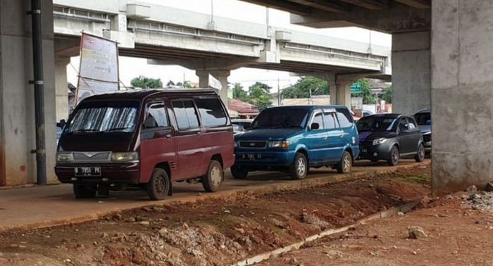 Beberapa mobil tengah parkir di kolong jembatan tol Becakayu, (11/2/19)