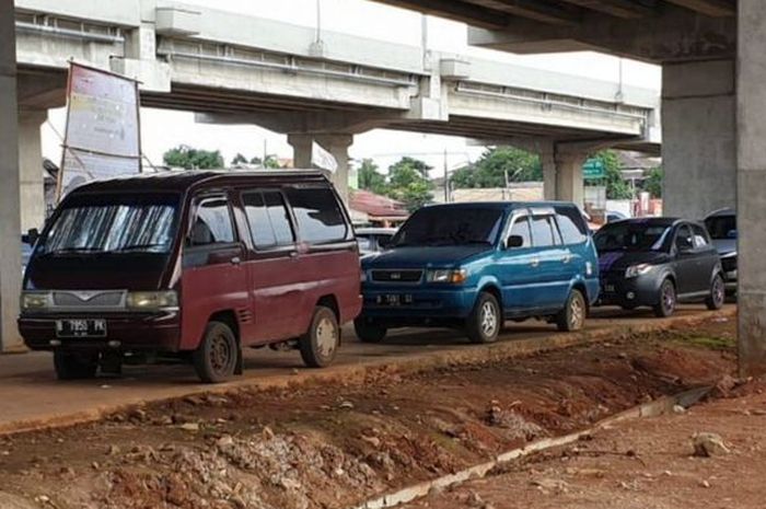 Beberapa mobil tengah parkir di kolong jembatan tol Becakayu, (11/2/19)