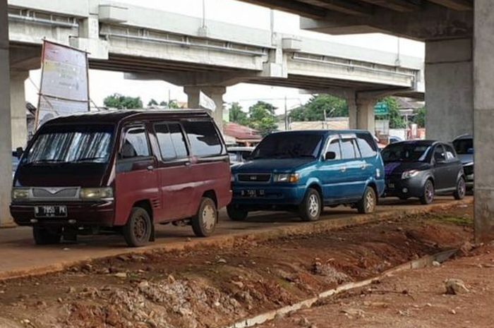 Beberapa mobil tengah parkir di kolong jembatan tol Becakayu, (11/2/19)