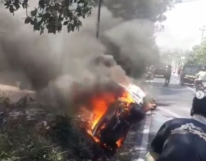 Honda Jazz terbakar meluncur mundur dan masuk ke parit