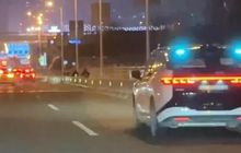 Ratusan Taksi Tanpa Sopir di China Mogok Massal, Penumpang Terkunci di Kabin