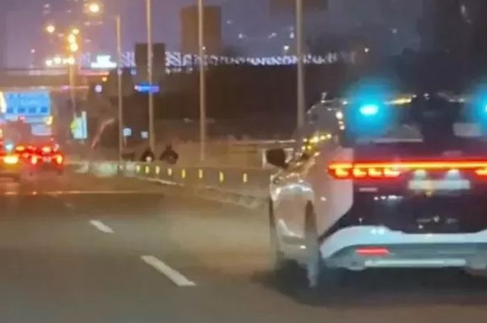 Ratusan taksi robot di China mendadak berhenti massal dan bikin sebagian penumpang terjebak di kabin