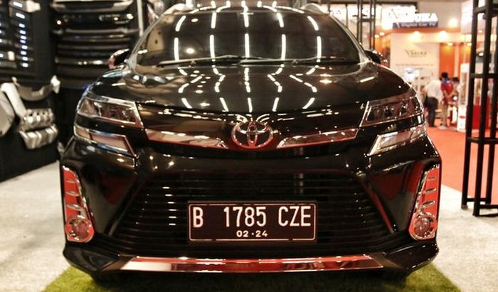 Garnish chrome pada headlamp Toyota Avanza baru