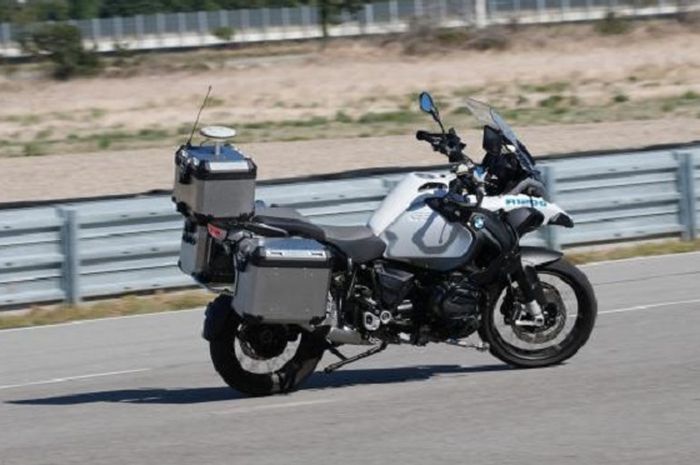 BMW R1200GS dengan sistem otomatis