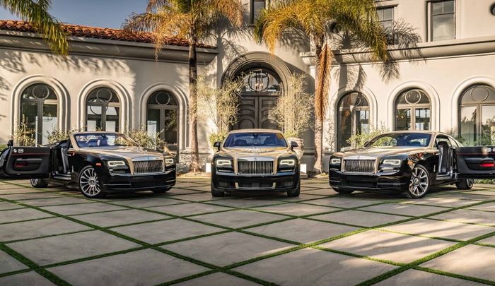 Tiga Rolls-Royce Dawn, Ghost, dan Wraith dilabur komposisi warna Mugello Red, Aurum dan Diamond Black