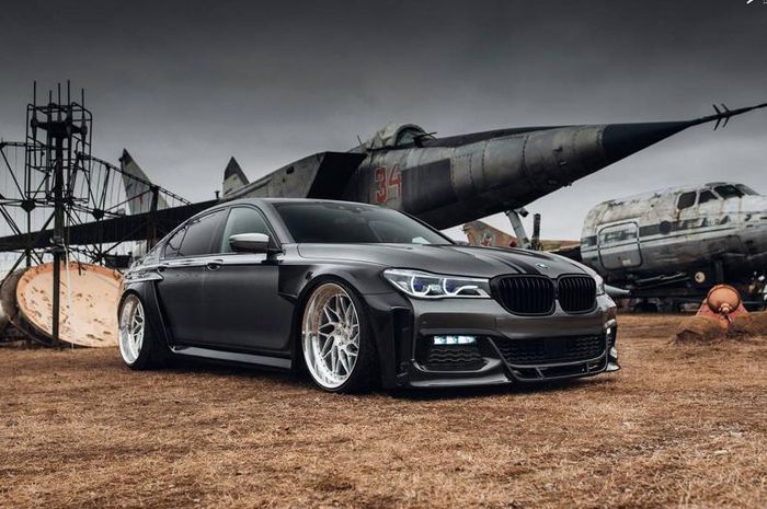Modifikasi BMW Seri 7 sangar dengan sentuhan wide body custom