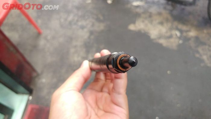 Ilustrasi lubang nozel injektor diesel yang sangat kecil
