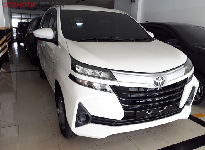 Ilustrasi Toyota Avanza baru di dealer yang bisa dibeli secara kredit