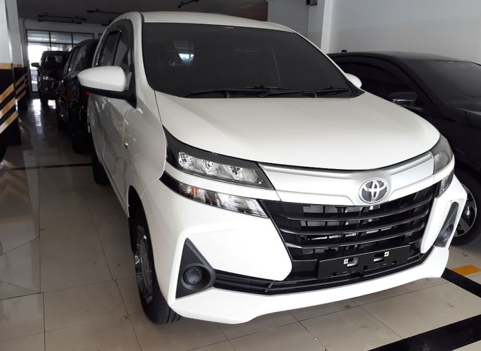 Toyota Avanza berkelir putih di dealer