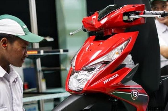 Tuas rem kiri dan kanan motor matik beda fungsi.