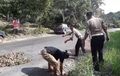 Alasan Dua Polisi dari Kalimantan Timur Tambal Jalan Jalur Mudik yang Berlubang Pakai Tanah?
