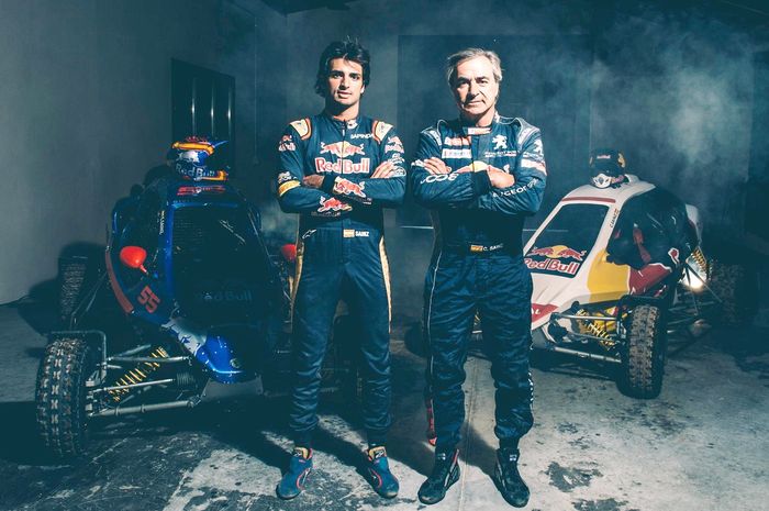 Pembalap F1 Carlos Sainz Jr. bersama ayahnya yang juara dunia reli dua kali