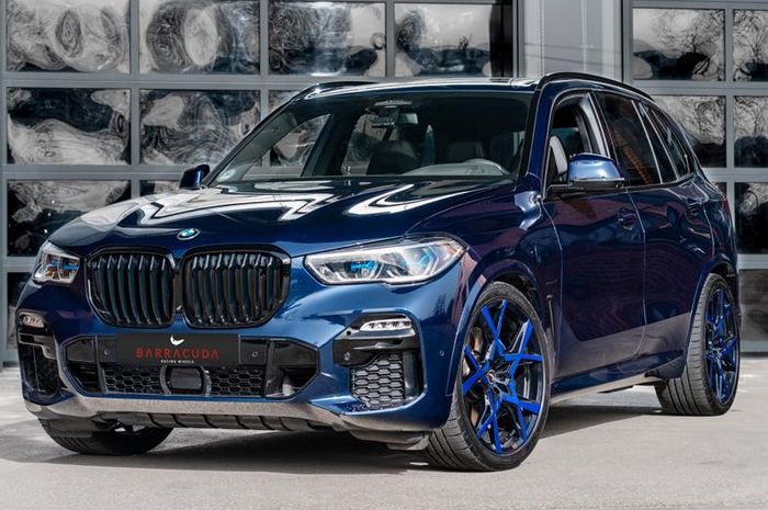 BMW X5 xDriver45e tampil unik dengan pelek nyentrik ukuran 22 inci