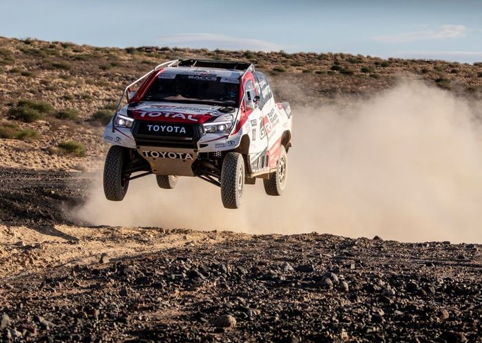 Juara dunia F1 Fernando Alonso mencoba mobil Toyota Hilux Reli Dakar di Afrika Selatan