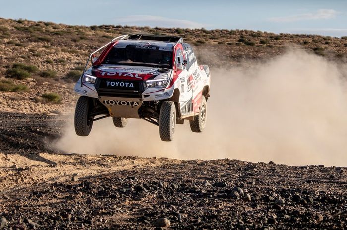 Juara dunia F1 Fernando Alonso mencoba mobil Toyota Hilux Reli Dakar di Afrika Selatan