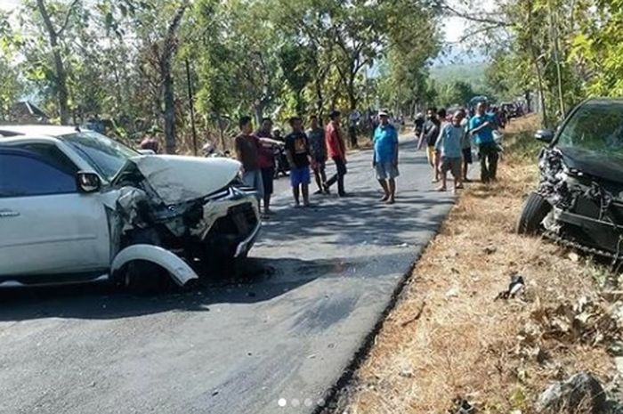 Pajero Sport dan Toyota Vellfire terlibat kecelakaan adu kambing di Wonogiri
