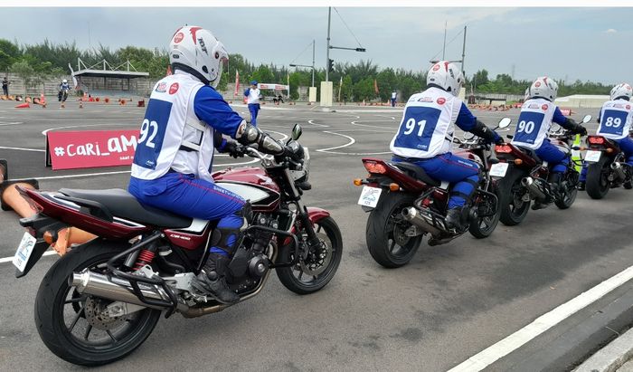 Para peserta Astra Honda Safety Riding Instructor Competition (AH-SRIC) menggunakan CB 400