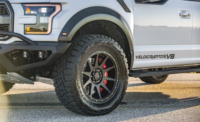 Ford F-150 Raptor VelociRaptor dibekali pelek 20 inci dan ban Toyo 35 inci