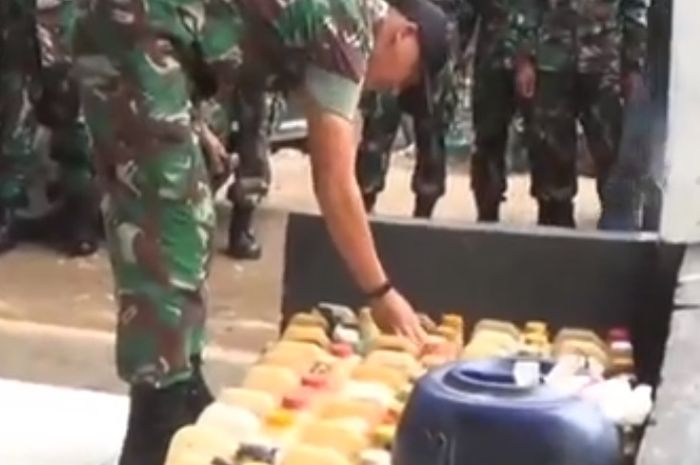 Petugas TNI wilayah perbatasan ketika mengamankan ribuan liter BBM dalam jeriken