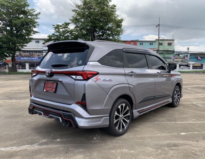 Tampilan belakang modifikasi All New Toyota Veloz dikemas simpel dan berisi