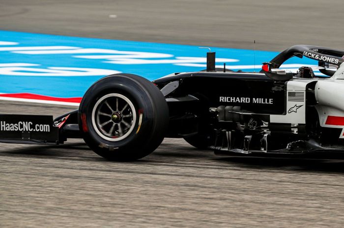 Pembalap melakukan tes ban baru di hari pertama F1 Bahrain 2020