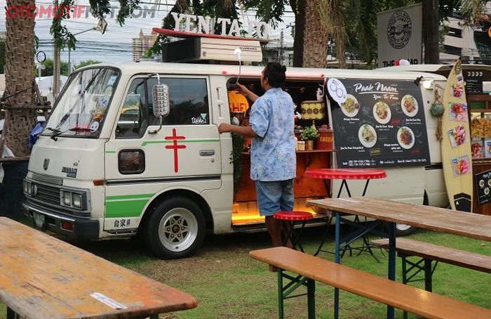 Sekadar nongkrong bareng teman-teman, banyak pilihan makanan dijajakan oleh foodtruck. 