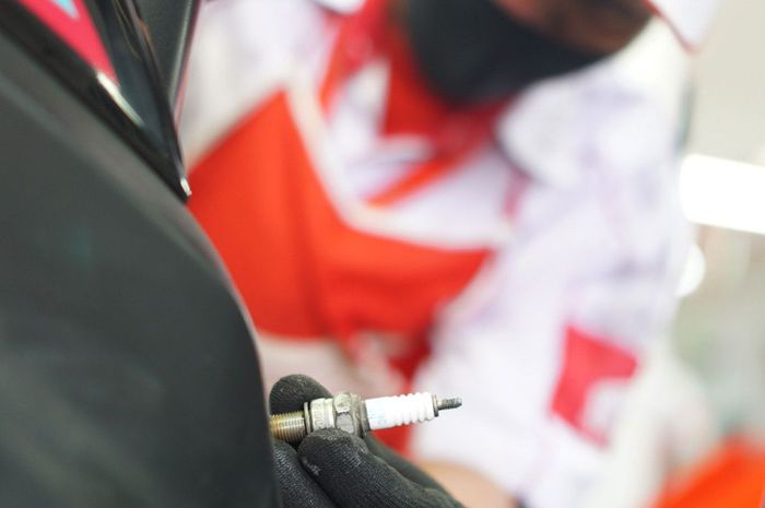 Ilustrasi pengecekan busi rusak