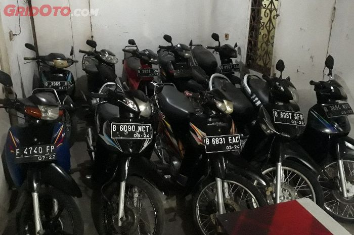 Deretan motor bebek keluaran 2000 awal di Showroom Jadul Bergengsi, Bojongsari, Depok