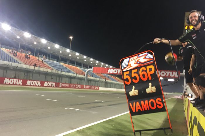 Pitboard tim Kawasaki Racing Team yang menginformasikan Jonathan Rea telah meraih total poin 556 jadi rekor baru tertinggi mengalahkan torehan Colin Edwards musim 2002 dengan total 552 poiin