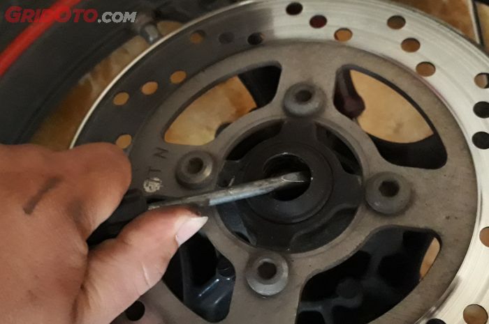 Tips Ganti Bearing Roda Depan Motor Di Rumah Siapkan 4 Alat Ini