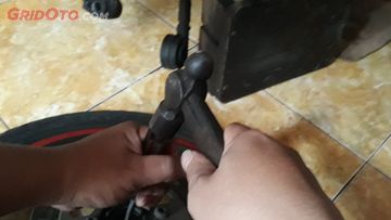 Tips Ganti Bearing Roda Depan Motor Di Rumah Siapkan 4 Alat Ini Gridoto Com