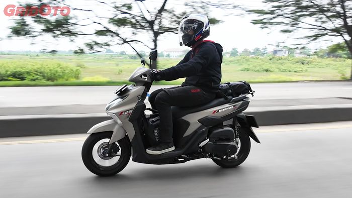Posisi duduk Yamaha Gear Ultima 125 nyaman, enggak cepat pegal meski berkendara jarak jauh.