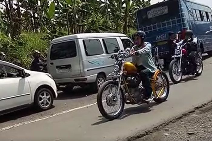 Presiden Joko Widodo menunggangi motor Chopperland di Sukabumi