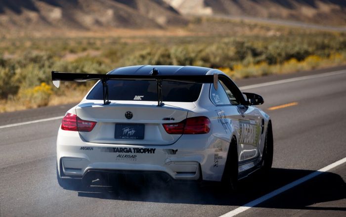 Tampilan belakang modifikasi BMW M4 