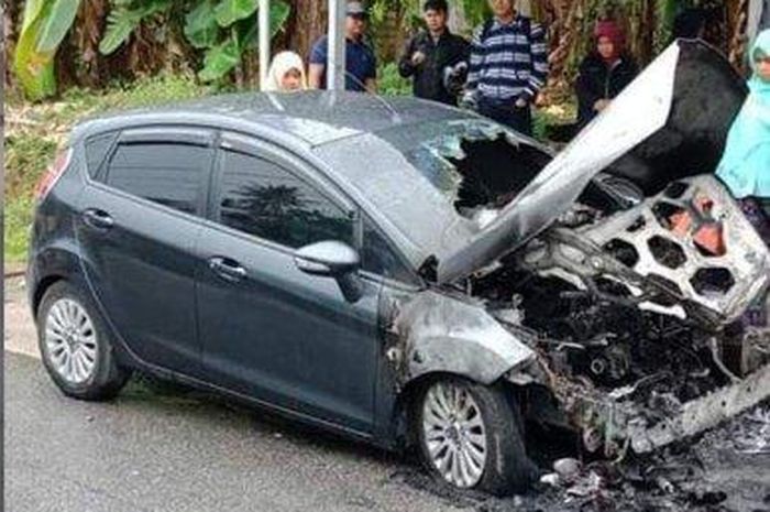 Mobil meledak dua kali